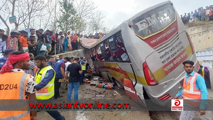 মাদারীপুরের শিবচরে যাত্রীবাহী বাস খাদে পড়ে নিহত ২০