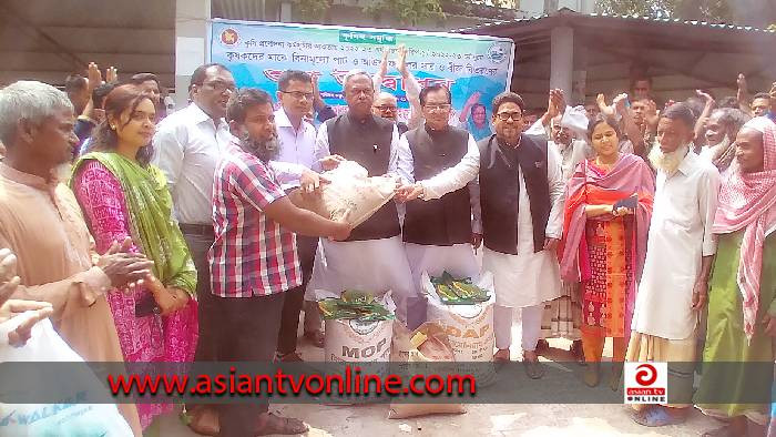 রাণীনগরে কৃষকদের মাঝে বিনামূল্যে সার ও বীজ বিতরণ