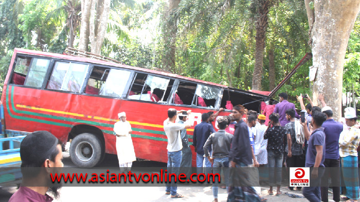 রাজাপুরে বৈদ্যুতিক খুঁটির সাথে বিআরটিসি বাসের ধাক্কা, নিহত ২