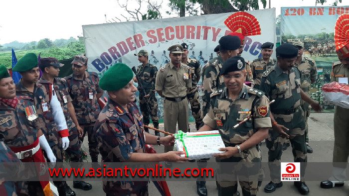 আখাউড়ায় জাতীয় দিবস উপলক্ষে বিজিবি-বিএসএফের যৌথ রিট্রিট সেরিমনি অনুষ্ঠিত