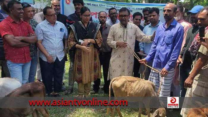 নাটোরে ১০০ পরিবার পেল ভেড়া ও গরু