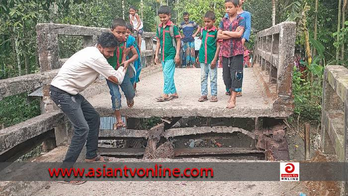 ধ্বসে গেছে ব্রিজ: লাফিয়ে পাড় হচ্ছেন পথচারীরা