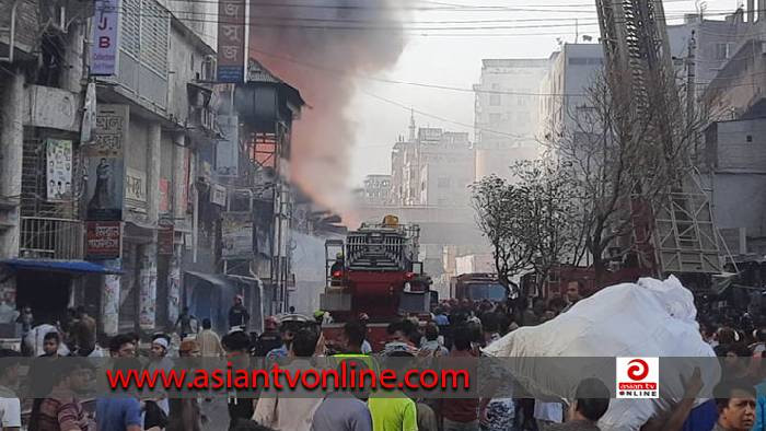 বঙ্গবাজারের আগু:ঘটনাস্থলে সেনাবাহিনীর ফায়ার সার্ভিস টিম