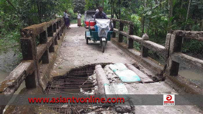 লালমোহনে ঝুঁকিপূর্ণ ব্রিজে চলছে যানবাহন