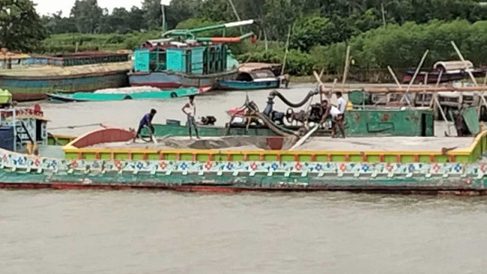 অবৈধভাবে বালু উত্তোলন করায় ড্রেজার-বাল্কহেড জব্দ