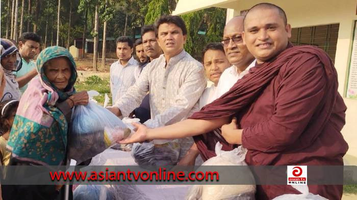 রামুতে মুসলিমদের ইফতার সামগ্রী দিলেন বৌদ্ধ ভিক্ষু