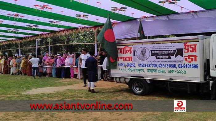 ডা. জাফরুল্লাহকে এক নজর দেখার জন্য মানুষের দীর্ঘ সারি