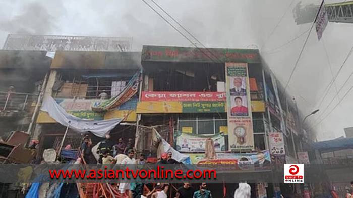 রাজধানীর নিউ মার্কেটের আগুন, নিয়ন্ত্রণে ৩০ ইউনিট