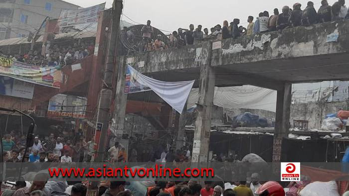 ব্যবসায়ীরা জীবনের ঝুঁকি নিয়ে মালামাল সরাচ্ছেন