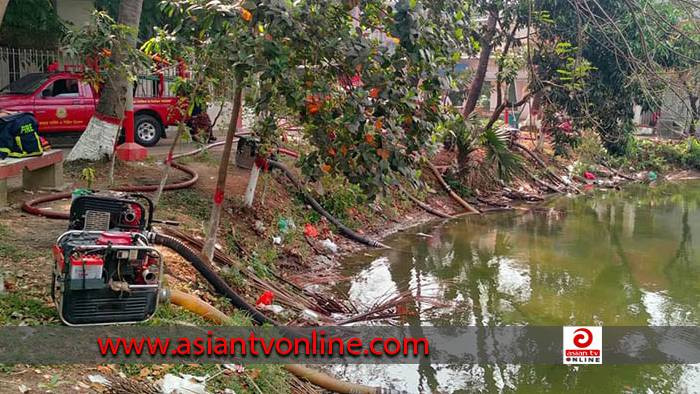 আগুন নেভাতে ঢাকা কলেজের পুকুর থেকে নেওয়া হচ্ছে পানি