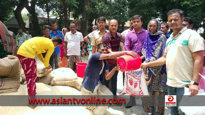 ইটনায় ভিজিএফের চাল বিতরণ