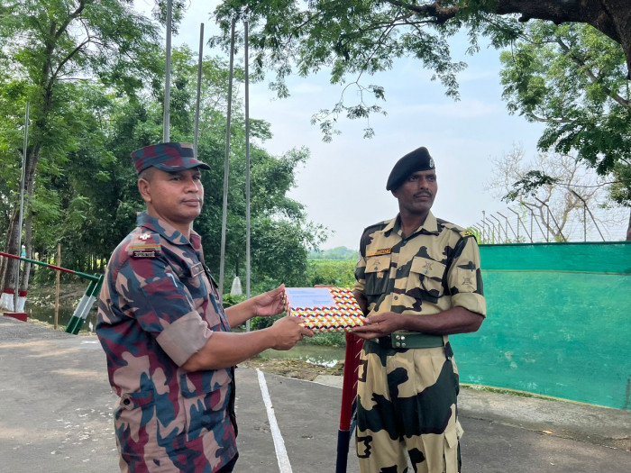 আখাউড়া সীমান্তে মিষ্টি দিয়ে বিজিবি-বিএসএফের ঈদ শুভেচ্ছা বিনিময়