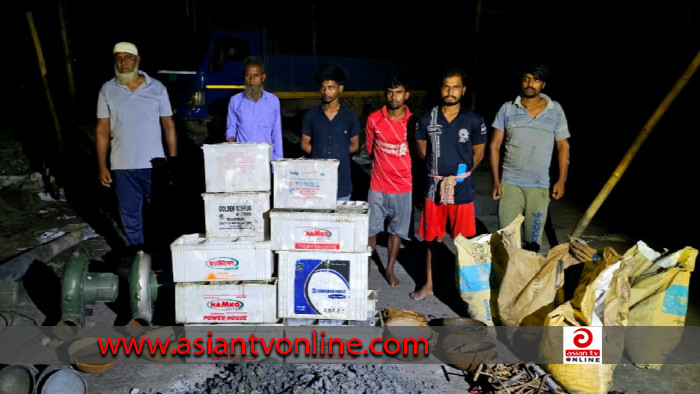 নবাবগঞ্জে রাতের নির্জনে ব্যাটারি পুড়িয়ে সীসা তৈরি, আটক ৫