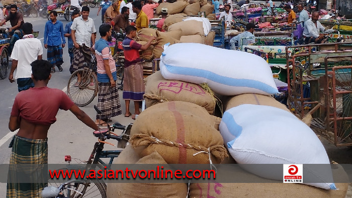 ব্যবসায়ীদের সিন্ডিকেটের কারসাজিতে দিশেহারা কৃষক