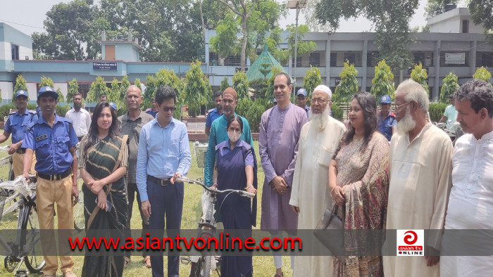 বেলকুচিতে গ্রাম পুলিশের মাঝে বাইসাইকেল বিতরণ