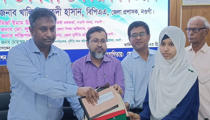 নওগাঁয় অস্বচ্ছল মেধাবী শিক্ষার্থীদের মাঝে শিক্ষা বৃত্তি প্রদান