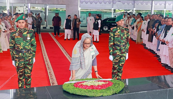 ঐতিহাসিক ছয় দফা দিবসে বঙ্গবন্ধুর প্রতিকৃতিতে প্রধানমন্ত্রীর শ্রদ্ধা