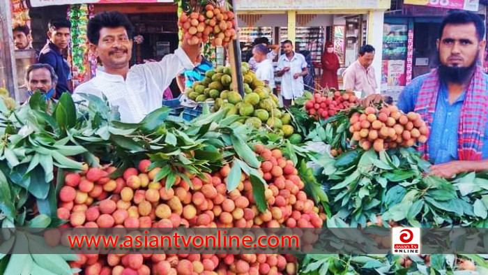 বীরগঞ্জে চড়া দামে বিক্রি হচ্ছে লিচু