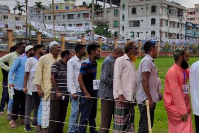 বিসিসি নির্বাচন: ভোট শুরুর আগেই কেন্দ্রগুলোতে দীর্ঘ লাইন