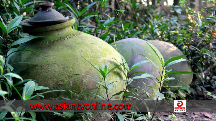 কালের বিবর্তণে হারিয়ে যাচ্ছে মাটির মটকা