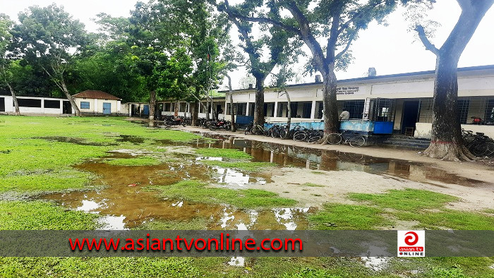 পা‌নি‌তে ডু‌বে থা‌কে স্কুলের মাঠ, খেলাধুলা বন্ধ