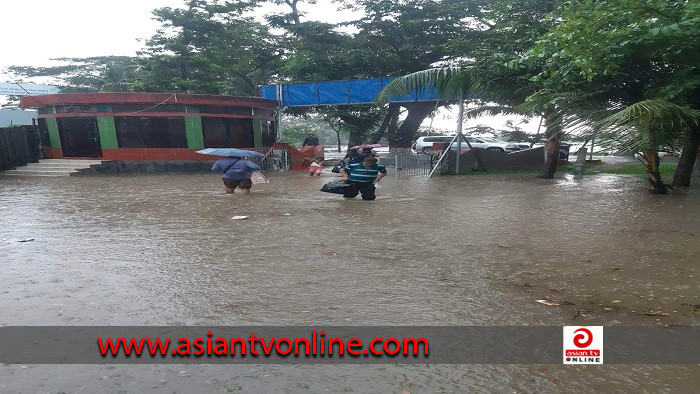 বৃষ্টিতে ভোগান্তি: আখাউড়া ইমিগ্রেশন অফিসে হাঁটু পানি