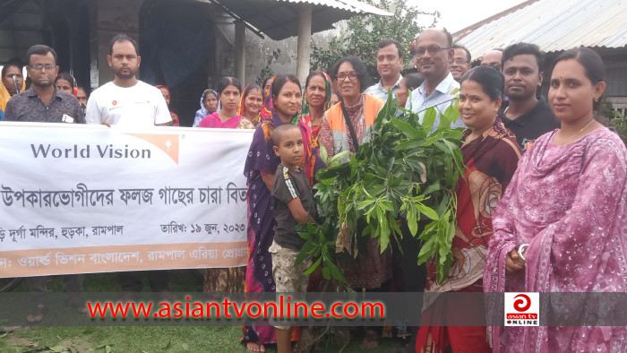 রামপালে ওয়ার্ল্ড ভিশনের উদ্যোগে গাছের চারা বিতরণ