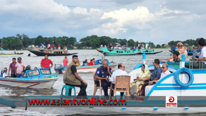 নৌকায় চড়ে হাওরে পৌঁছালেন সাবেক রাষ্ট্রপতি আবদুল হামিদ