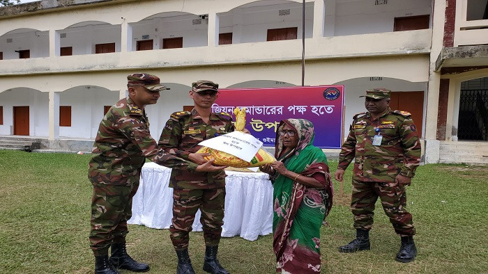 মাটিরাঙ্গায় সুবিধাবঞ্চিতদের মাঝে সেনাবাহিনীর ঈদ সামগ্রী বিতরণ