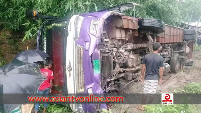 লালমনিরহাটে উল্টে গেল যাত্রীবাহি বাস, আহত ১০