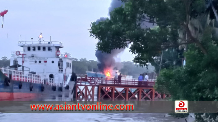 ১২ ঘণ্টা পর নিভল সুগন্ধা নদীতে বিস্ফোরিত জাহাজের আগুন