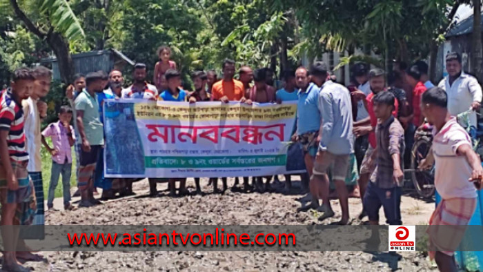 কর্দমাক্ত রাস্তায় ধান লাগিয়ে ব্যতিক্রমী প্রতিবাদ