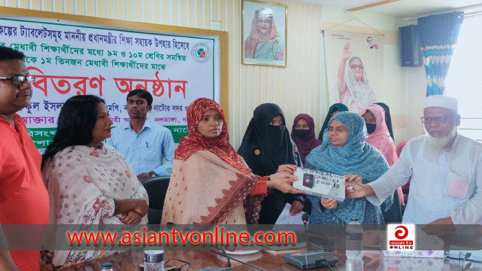 নলডাঙ্গায় শিক্ষার্থীদের মাঝে প্রধানমন্ত্রীর উপহারের ট্যাব বিতরণ