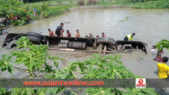 ঝালকাঠিতে নিয়ন্ত্রণ হারিয়ে বাস পুকুরে, শিশুসহ নিহত ১৭