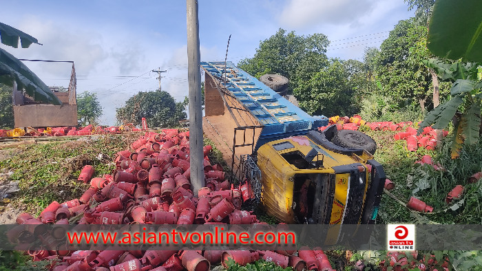 বড়াইগ্রামে বাস-ট্রাকের মুখোমুখি সংঘর্ষে নিহত ২, আহত ১০