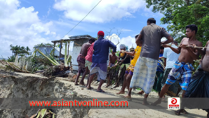 রাঙ্গাবালীতে স্বেচ্ছাশ্রমে বাঁধ মেরামত গ্রামবাসীর