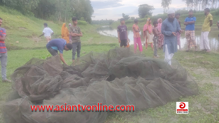 বদলগাছীতে ৫০ হাজার টাকার অবৈধ রিং জাল পুড়িয়ে ধ্বংস