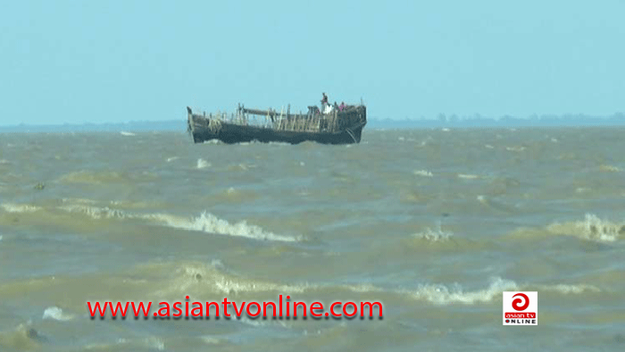 কুতুবদিয়ায় ঝড়ে ডুবে গেছে ৪ ফিশিং বোট, নিখোঁজ ৮