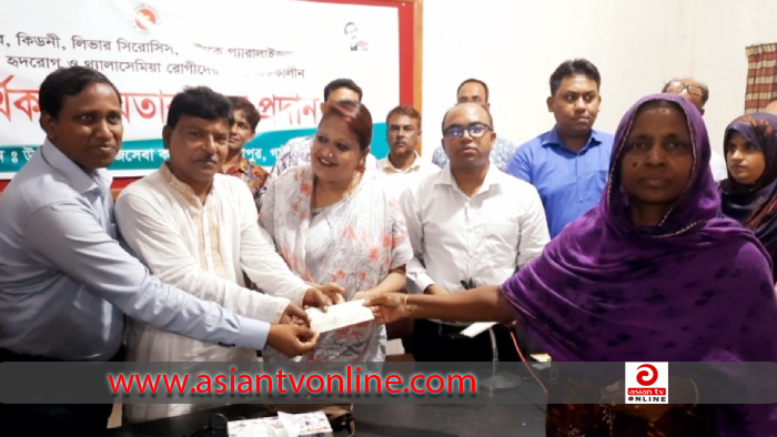 সাদুল্লাপু‌রে সমাজ‌সেবার আর্থিক সহায়তার চেক বিতরণ