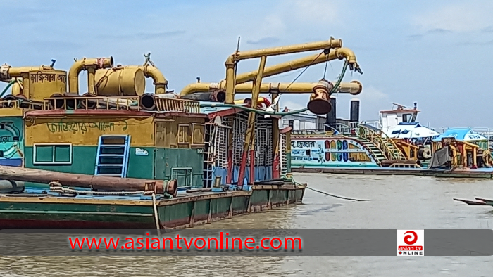 পদ্মায় রাতের আঁধারে চলে অবৈধভাবে বালু উত্তোলন, জড়িত প্রভাবশালী মহল