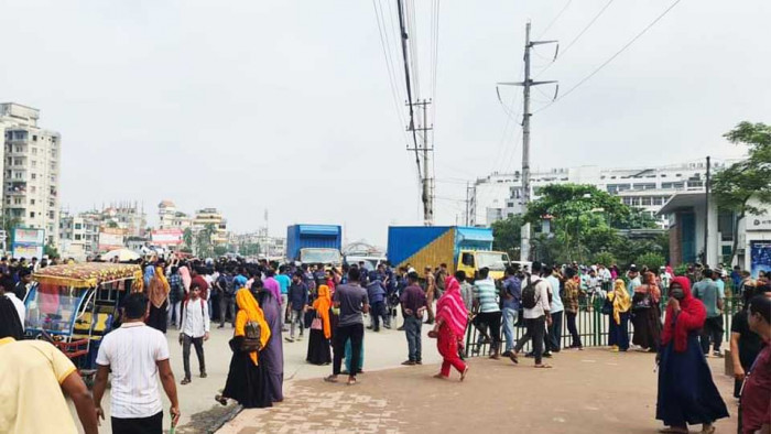 তেলবাহী লরির চাপায় নারী শ্রমিকের মৃত্যু, প্রতিবাদে সড়ক অবরোধ