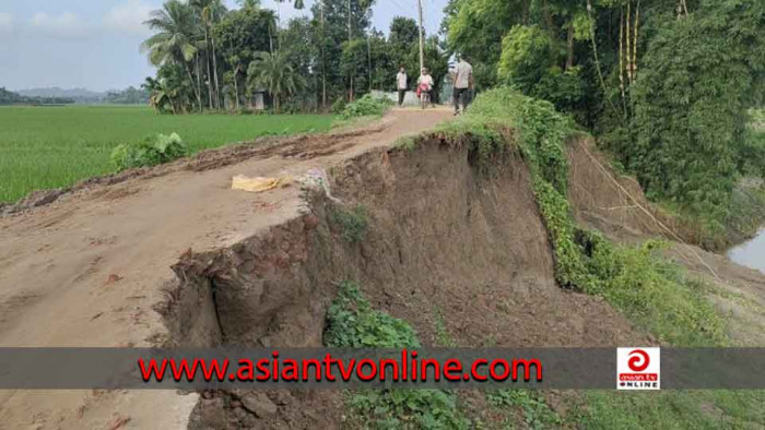 মাটিরাঙ্গার গোমতি নদী গর্ভে বিলীন হচ্ছে সড়ক