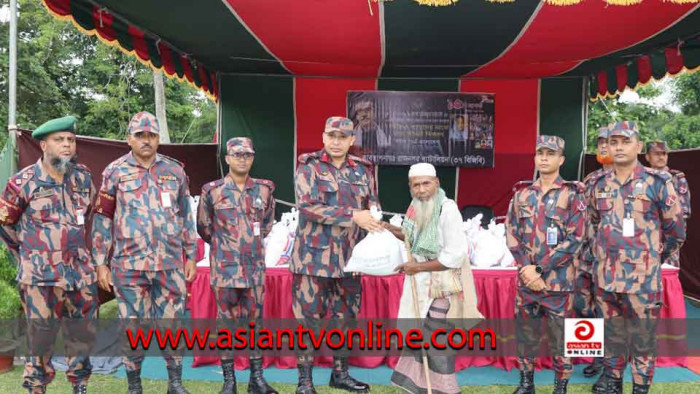 জাতীয় শোক দিবস উপলক্ষে রাজনগর বিজিবি জোনের ত্রাণ বিতরণ