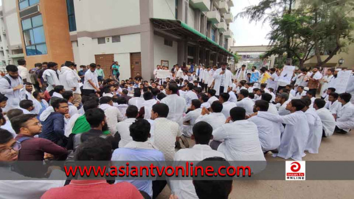 খুলনা মেডিকেলে শিক্ষার্থী ও ওষুধ ব্যবসায়ীদের পাল্টাপাল্টি ধর্মঘট চলছে