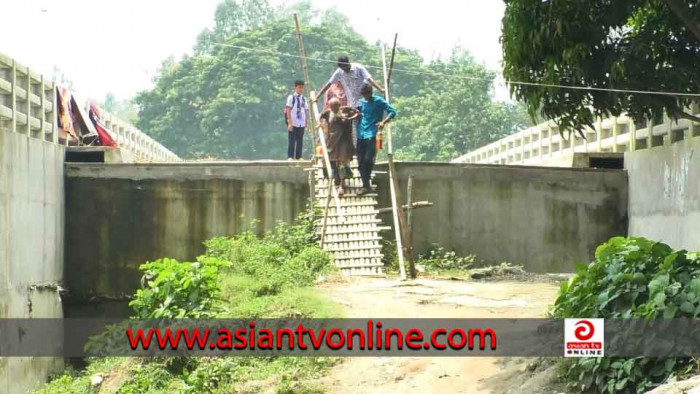 সংযোগ সড়ক না থাকায় উল্লাপাড়ায় ৭ কোটি টাকার সেতু এখন গলার কাঁটা