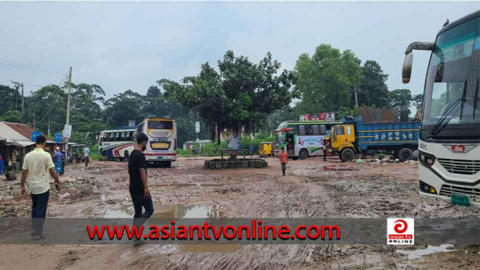 স্বরুপকাঠী বাস টার্মিনালের বেহাল দশায় চরম ভোগান্তি যাত্রীরা