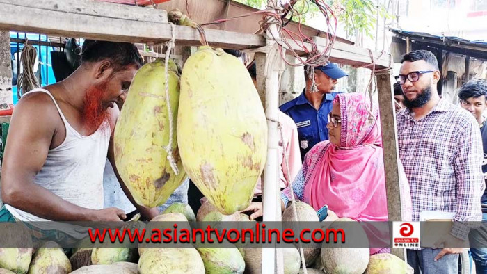 দিনাজপুরে ডাবের দোকানে ভোক্তা অধিকারের অভিযান