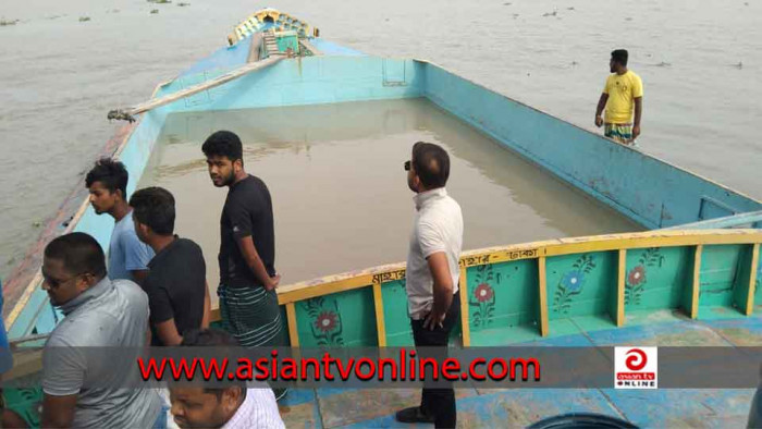 ইউএনওকে জিম্মি করে ড্রেজার ছিনিয়ে নিলো অবৈধ বালু ব্যবসায়ীরা