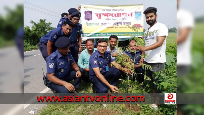 প্রকৃতির প্রতি পুলিশের ভালোবাসা: সড়কের দুপাশে গাছের চারা রোপণ