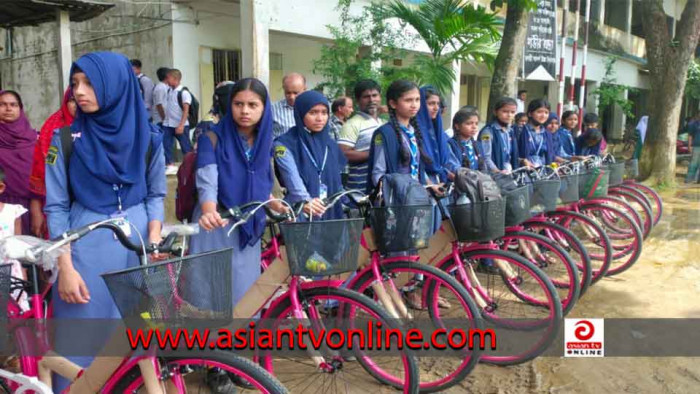 গাজীপুরে শিক্ষার্থীদের মাঝে ক্রীড়া সামগ্রী ও বাইসাইকেল বিতরণ